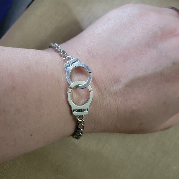"Freedom" handcuff chain bracelet - Picture 3 of 3